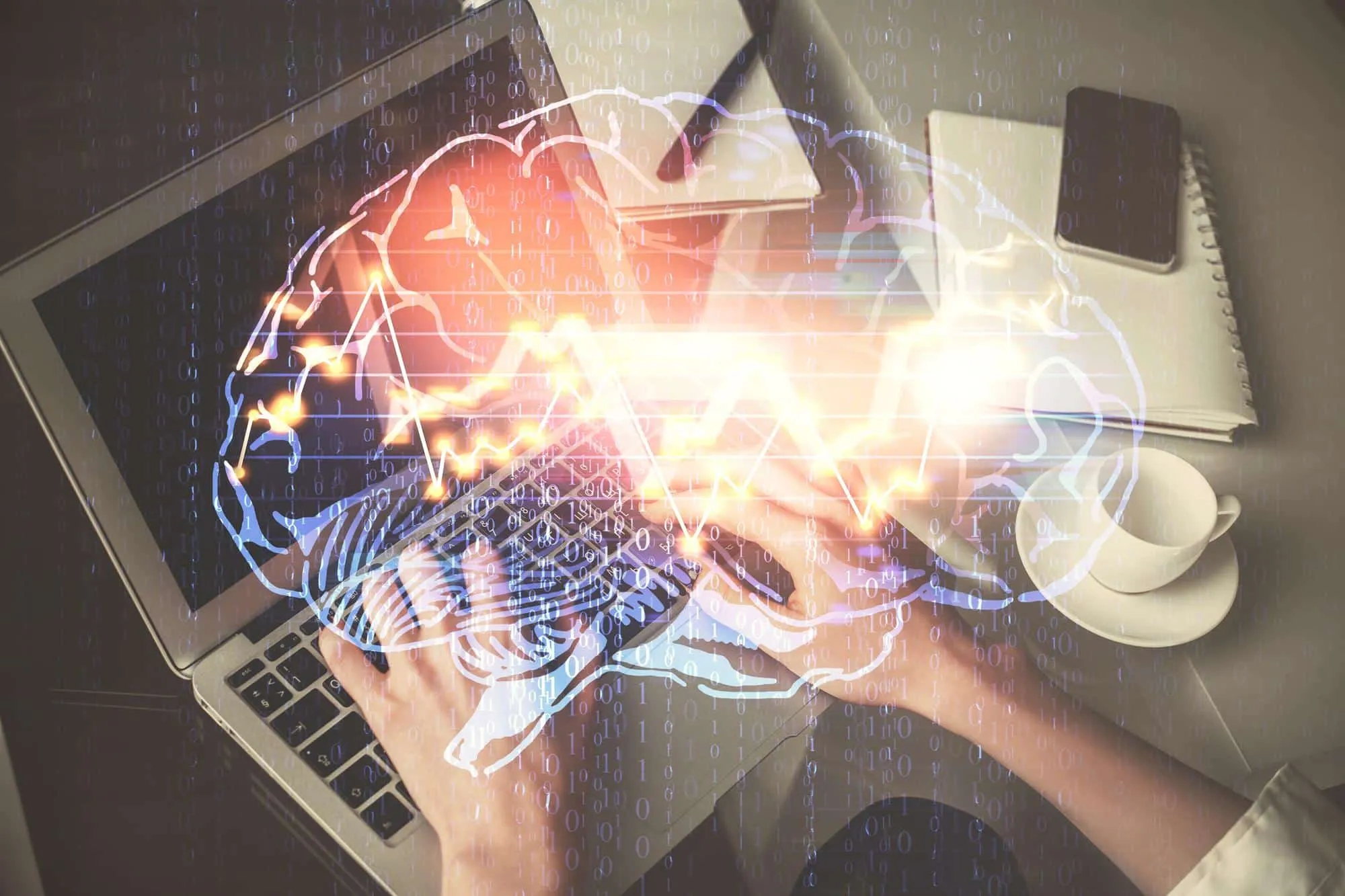 Mains sur un clavier, cerveau lumineux et suite de zéros et de uns en surimpression