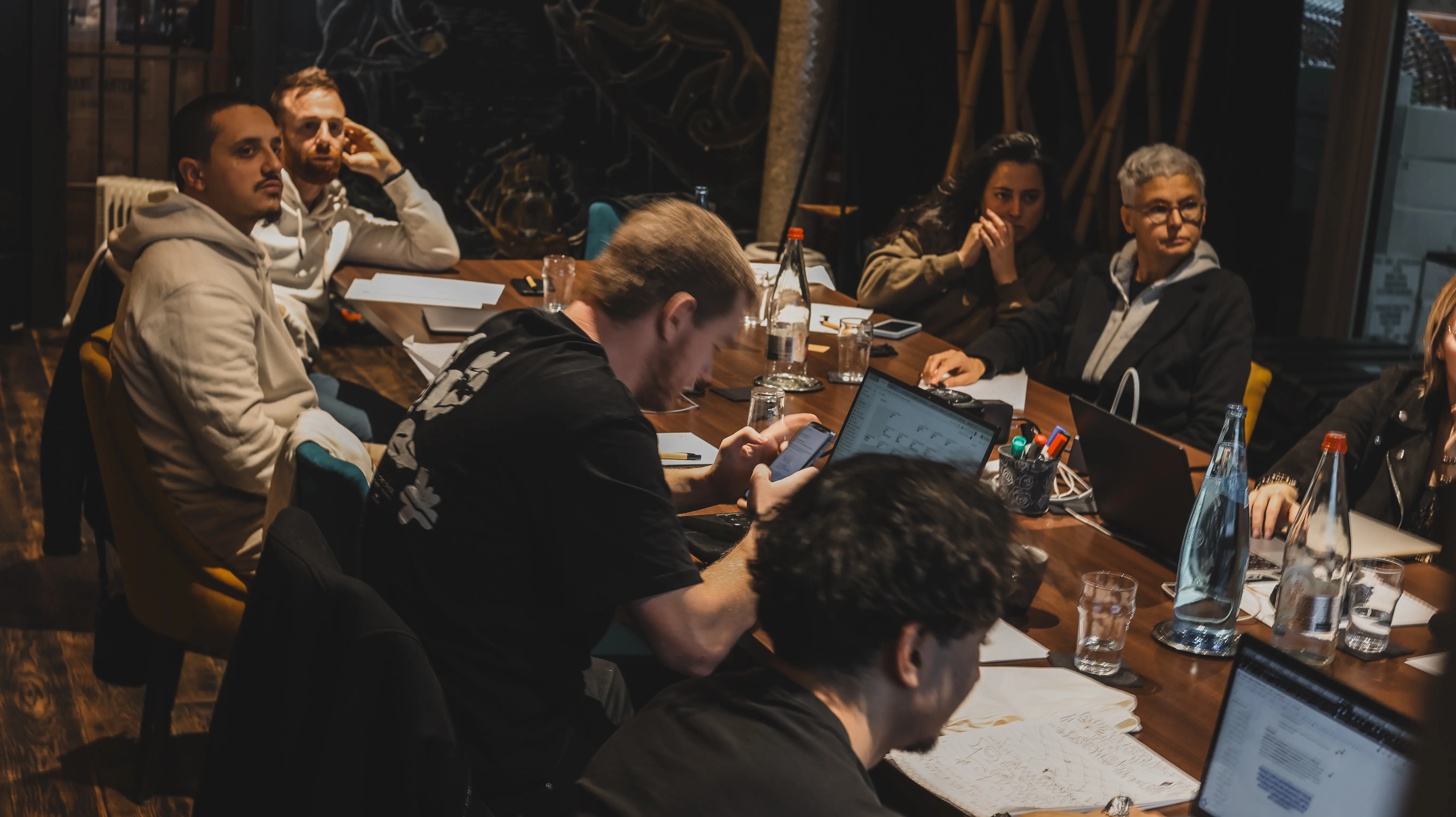 Atelier Copy House : les membres travaillent leurs textes de vente autour d'une même table