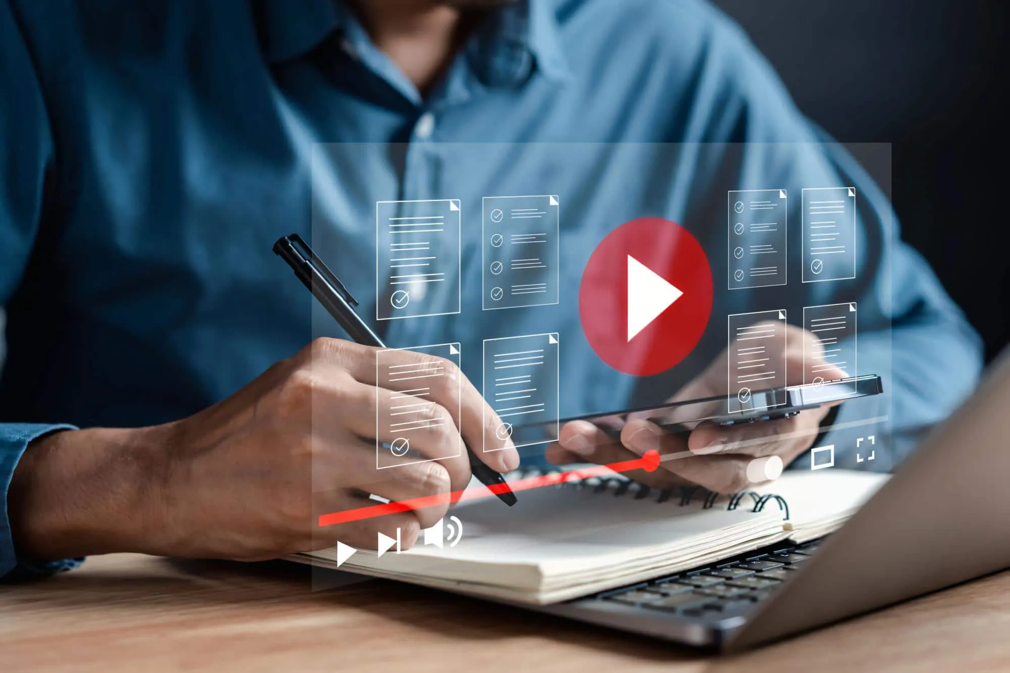 Homme en chemise bleue prenant des notes, bouton de lecture vidéo en surimpression